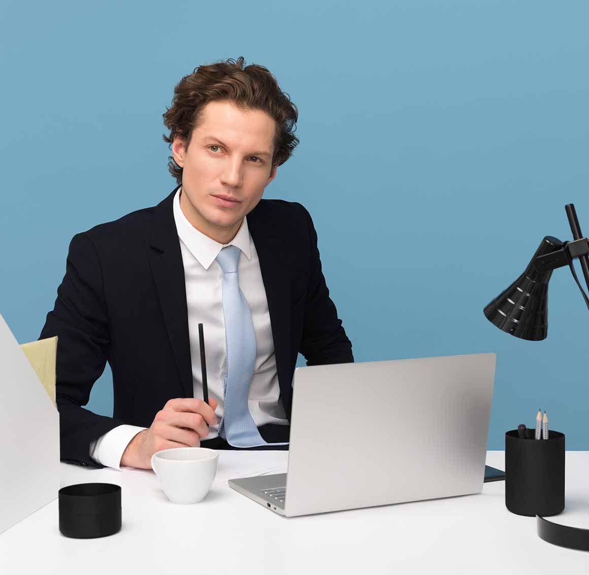 Service Portfolio man in suit ready to do taxes
